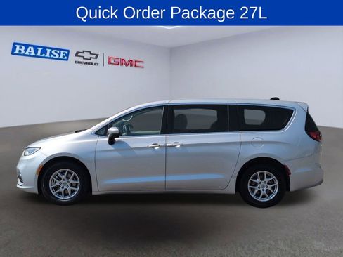 Used 2023 Chrysler Pacifica Touring-L FWD image 6