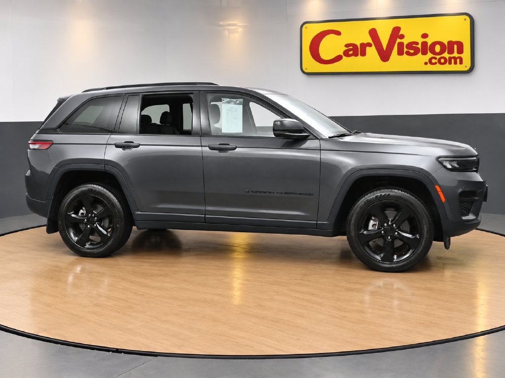 Used 2023 Jeep Grand Cherokee Altitude AWD/4WD image 4
