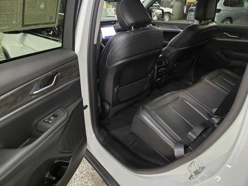 Used 2023 Jeep Grand Cherokee Limited w/ Black Appearance Package AWD/4WD image 14