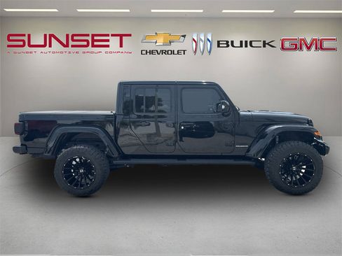 Used 2023 Jeep Gladiator Overland AWD/4WD image 3