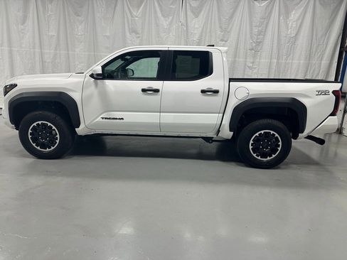 Used 2025 Toyota Tacoma TRD Off-Road image 4
