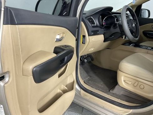 Used 2016 Kia Sedona LX w/ LX Convenience Package image 10