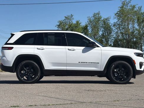 Used 2025 Jeep Grand Cherokee Limited w/ Black Appearance Package AWD/4WD image 8