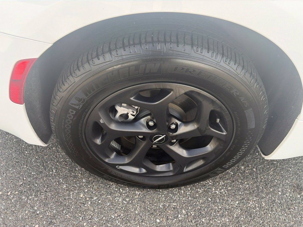 Used 2024 Chrysler Pacifica Limited FWD image 17