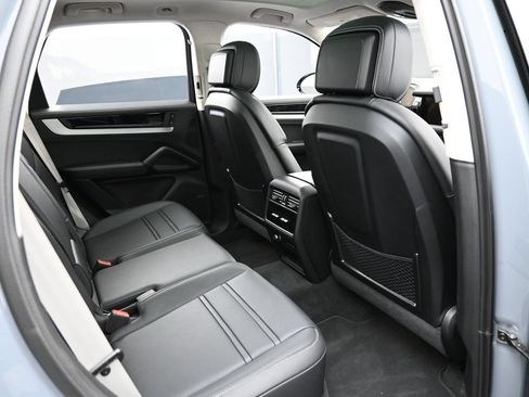 Certified 2025 Porsche Cayenne Turbo AWD/4WD image 28