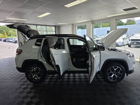 Used 2025 Jeep Compass Limited AWD/4WD image 17