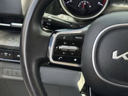 Used 2024 Kia Carnival EX FWD image 16