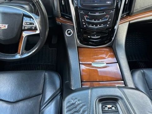 Used 2018 Cadillac Escalade Luxury AWD/4WD image 29