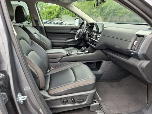 Used 2025 Nissan Pathfinder SL AWD/4WD image 31