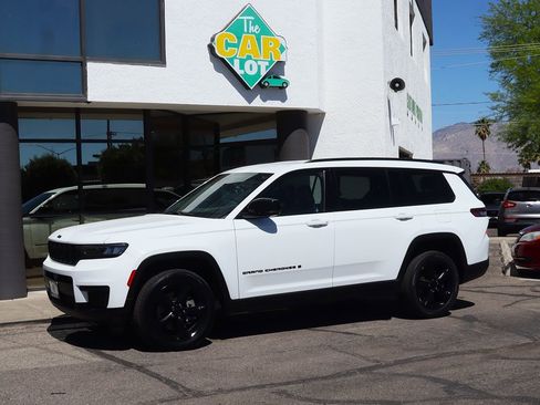 Used 2023 Jeep Grand Cherokee L Laredo image 7