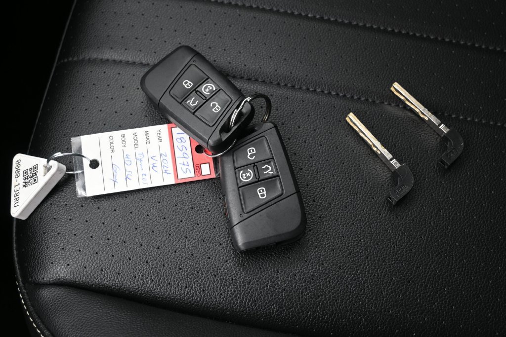 Used 2024 Volkswagen Tiguan SE R-Line AWD/4WD image 11
