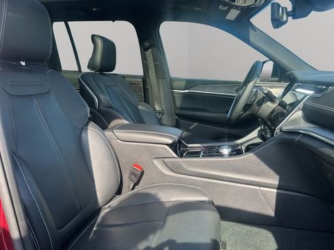 Used 2023 Jeep Grand Cherokee Overland w/ Luxury Tech Group IV AWD/4WD image 24