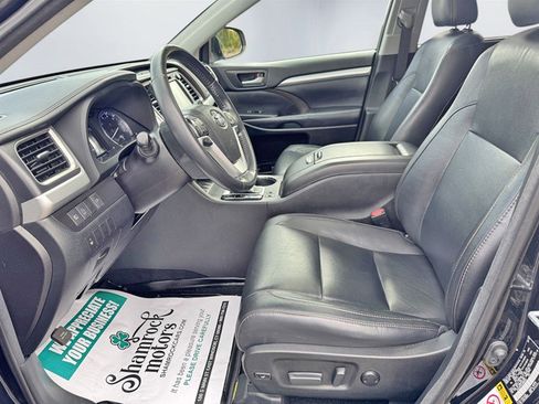 Used 2018 Toyota Highlander XLE image 15
