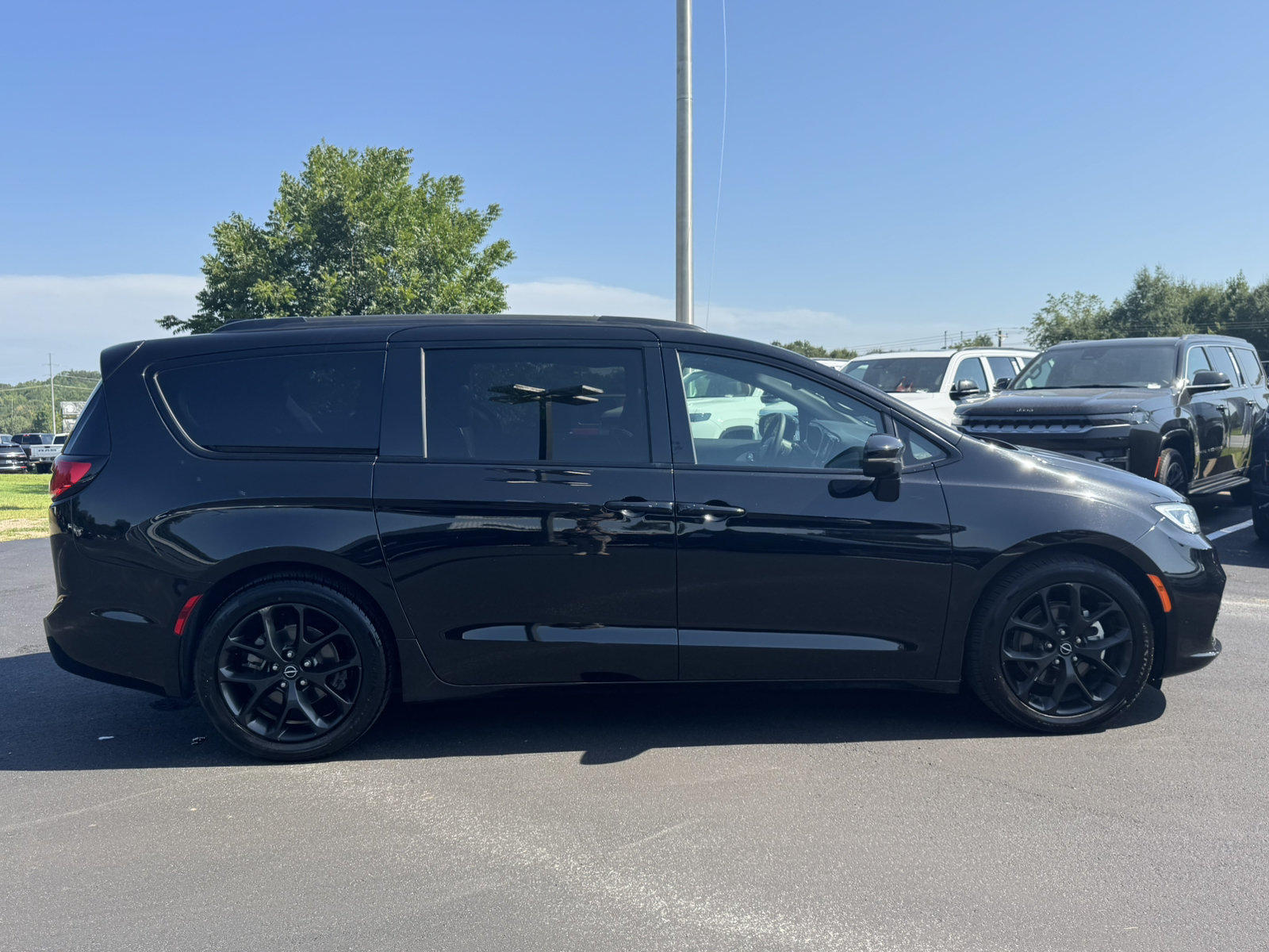 Used 2025 Chrysler Pacifica Limited FWD image 4