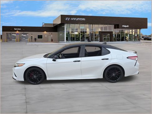 Used 2018 Toyota Camry XSE image 2