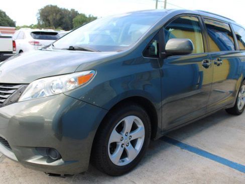 Used 2014 Toyota Sienna LE FWD image 2