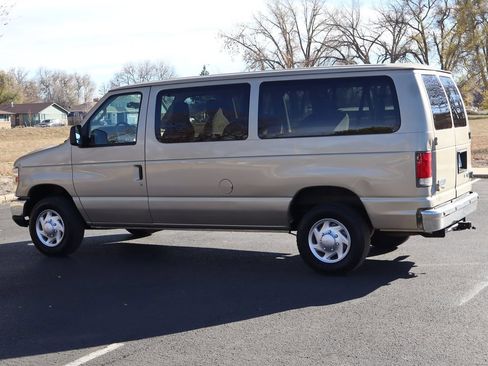 Used 2009 Ford E-350 and Econoline 350 Super Duty Wagon image 8