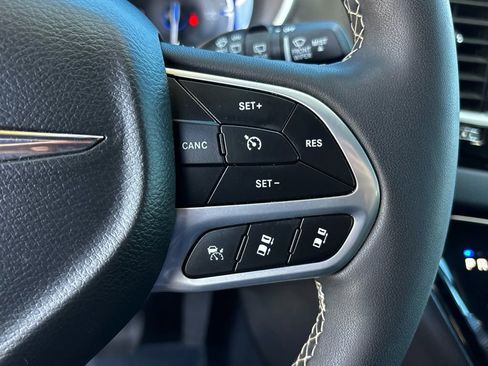 Used 2025 Chrysler Pacifica Select image 14