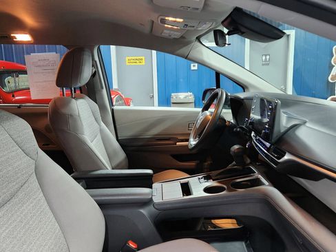 Used 2022 Toyota Sienna LE image 10