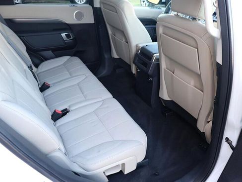 Used 2018 Land Rover Discovery SE image 14