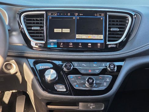 New 2026 Chrysler Pacifica Select image 3