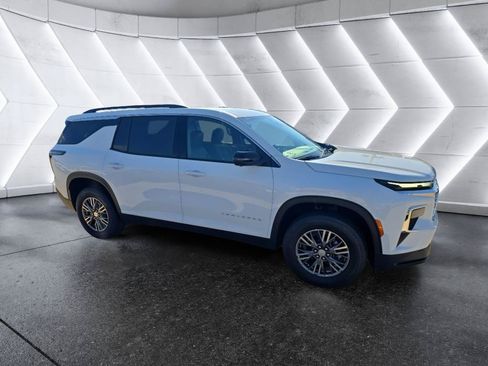 New 2027 Chevrolet Traverse LT w/ Driver Confidence Package FWD image 4