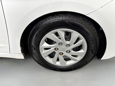 Used 2020 Hyundai Elantra SE image 31