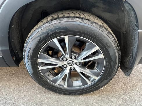 Used 2019 Toyota Highlander LE AWD/4WD image 11