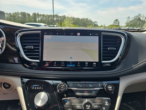 Used 2023 Chrysler Pacifica Limited w/ Uconnect Theater Family Group image 24