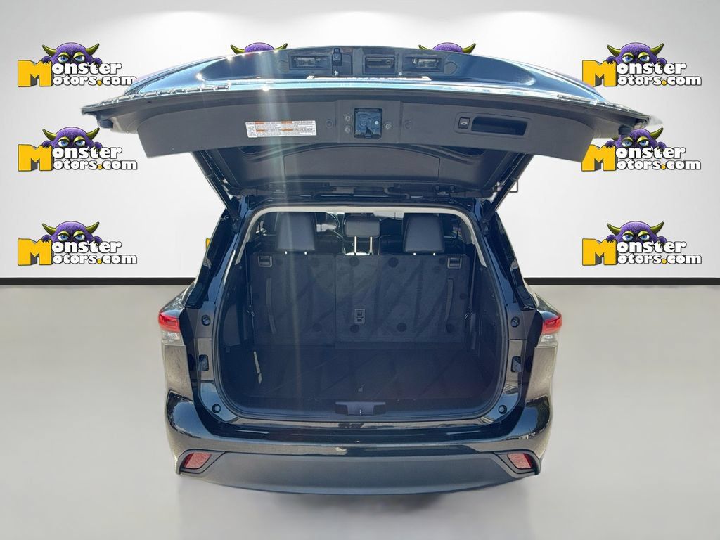 Used 2022 Toyota Highlander XLE AWD/4WD image 29