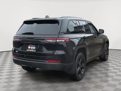 Used 2023 Jeep Grand Cherokee Altitude AWD/4WD image 3