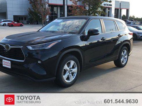 Certified 2023 Toyota Highlander LE image 1