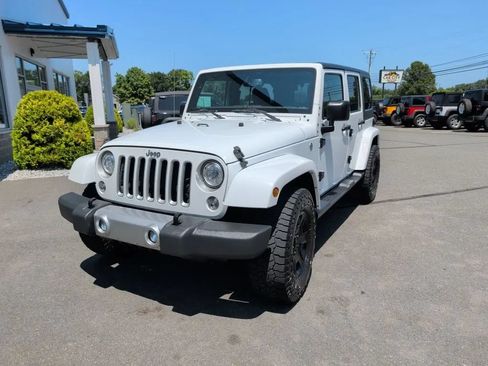 Used 2018 Jeep Wrangler Unlimited Sahara AWD/4WD image 14