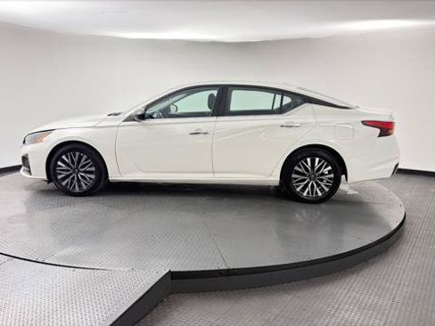 Used 2025 Nissan Altima 2.5 SV FWD image 3