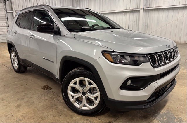 Used 2025 Jeep Compass Latitude AWD/4WD image 1
