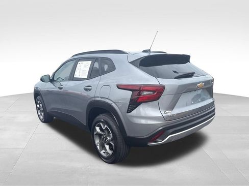 Used 2025 Chevrolet Trax LT FWD image 3
