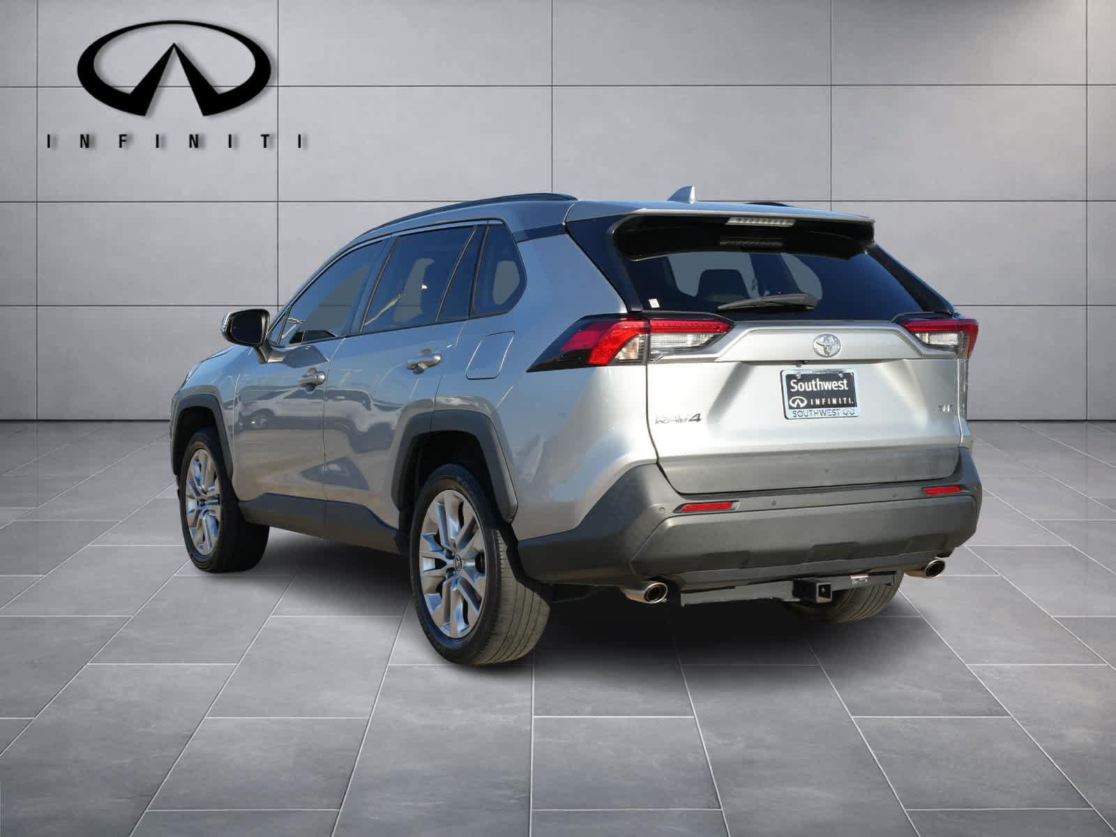 Used 2021 Toyota RAV4 XLE Premium FWD image 5