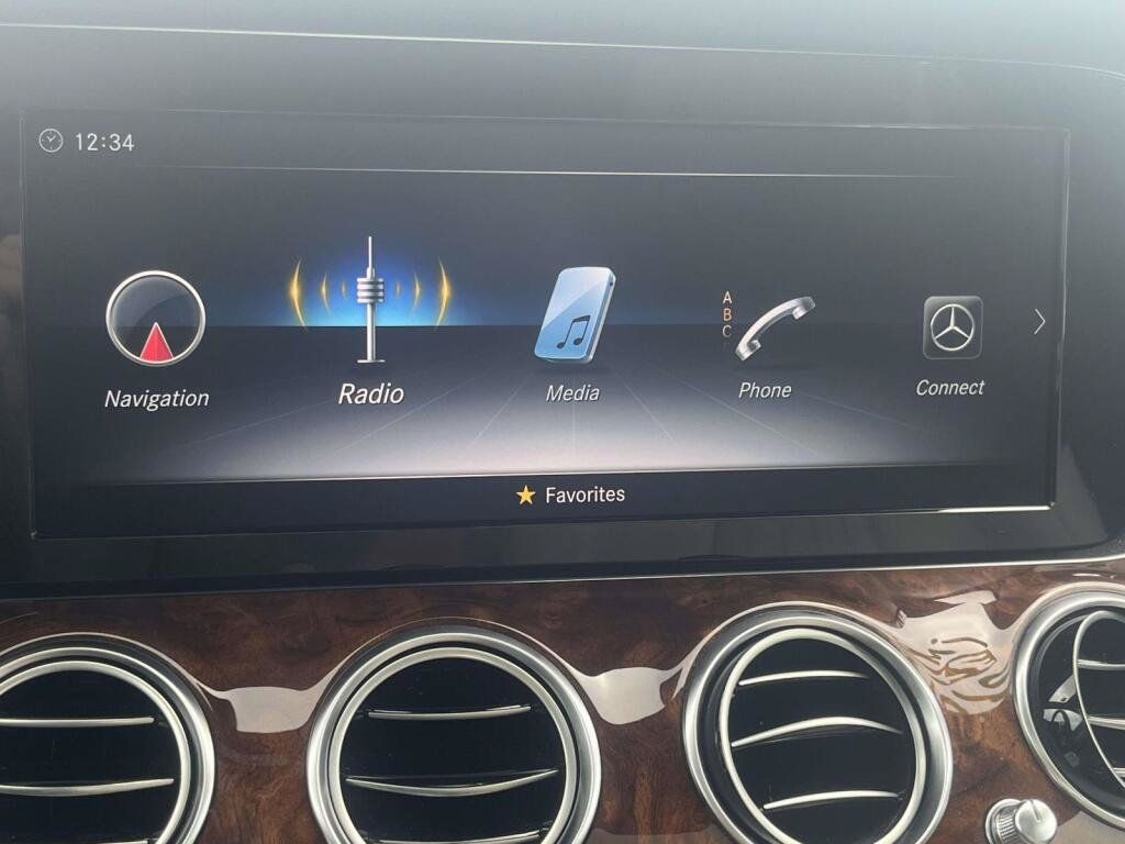 Used 2018 Mercedes-Benz E 400 4MATIC Sedan image 22