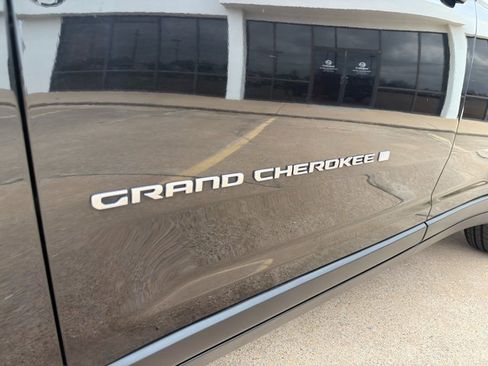 Used 2024 Jeep Grand Cherokee L Limited w/ Luxury Tech Group II image 10