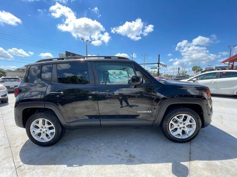 Used 2015 Jeep Renegade Latitude w/ Cold Weather Group II FWD image 4