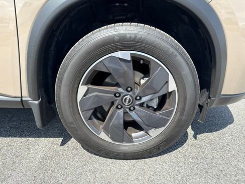 Used 2024 Nissan Rogue SV w/ SV Premium Package image 9