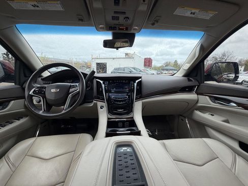 Used 2017 Cadillac Escalade Luxury AWD/4WD image 30