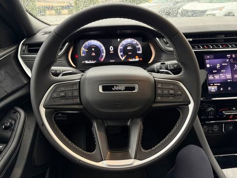 Used 2025 Jeep Grand Cherokee Laredo X image 16