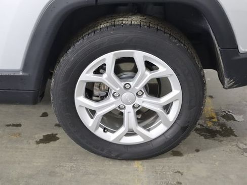 Used 2024 Jeep Compass Latitude AWD/4WD image 39