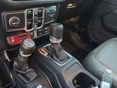 Used 2024 Jeep Gladiator Mojave w/ Technology Group image 24