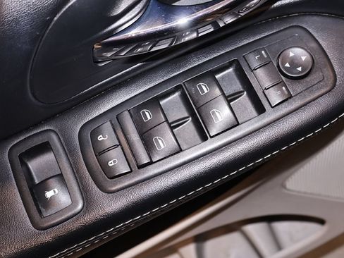 Used 2016 Chrysler Town & Country Touring w/ Driver Convenience Group FWD image 11