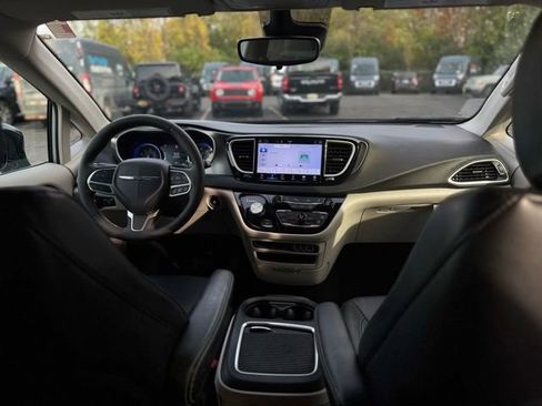 Certified 2024 Chrysler Pacifica Touring-L image 28