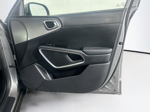 Used 2025 Kia Soul LX w/ LX Technology Package FWD image 30