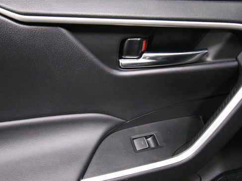 Used 2022 Toyota RAV4 XLE Premium image 22