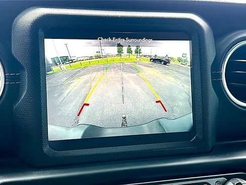 Used 2018 Jeep Wrangler Unlimited Sahara AWD/4WD image 33